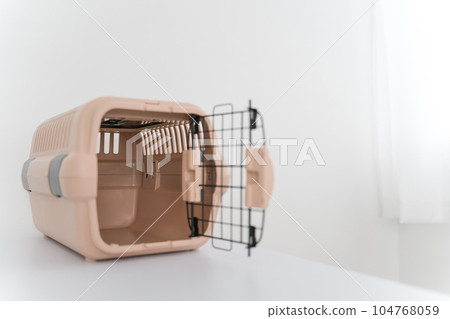 Carry cages, carry cases, carry bags for pets 104768059