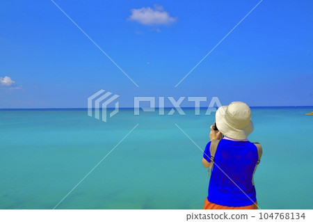 藍海藍天女人背影 藍海藍天女人背影 104768134
