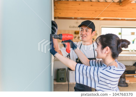 Japanese men and women who use electric screwdrivers and electric drills (DIY) Japanese men and women who use electric screwdrivers and electric drills (DIY) 104768370