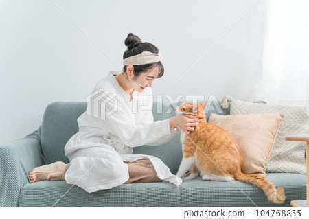 The owner's woman who disciplines the cat (teach) 104768855