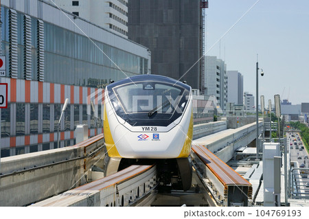 MRT 黃線列車在曼谷，泰國，Lat Phrao 站 104769193