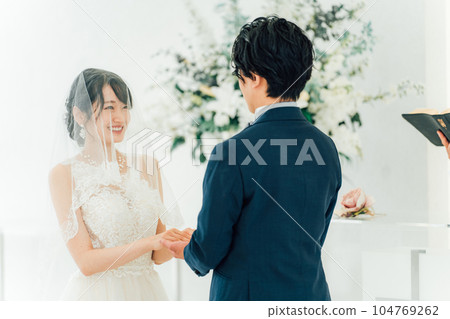 新娘和新郎在教堂/禮拜堂面對面（婚禮/新娘） 104769262