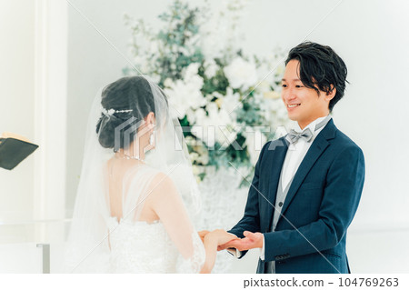 新娘和新郎在教堂/禮拜堂面對面（婚禮/新娘） 104769263