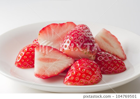Cut strawberries 104769501