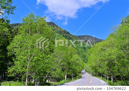 群馬縣片品村,菅沼附近的初夏,清新的青山,120號國道 群馬縣片品村,菅沼附近的初夏,清新的青山,120號國道 104769622