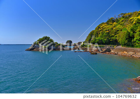 伊豆半島、南伊豆、刈島、安靜的下田灣和海灣中漂浮的小無人島的景色，靜岡縣刈島下田市（2） 104769632