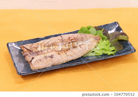 鹽烤鰹魚、原魚、烤魚、魚類料理 104770552