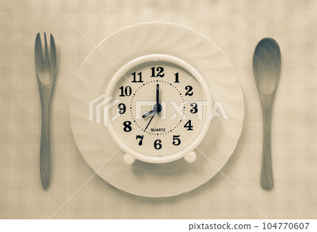 Health management at meal times, clocks, tableware, breakfast, dinner 104770607