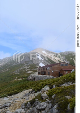 Yakushidake, one of the 100 famous mountains in the Northern Alps 104770816
