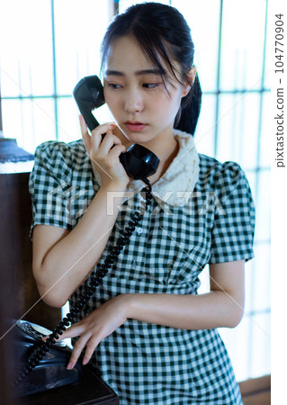 使用黑色手機的年輕女子 104770904