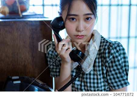 使用黑色手機的年輕女子 104771072