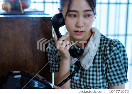 使用黑色手機的年輕女子 104771073