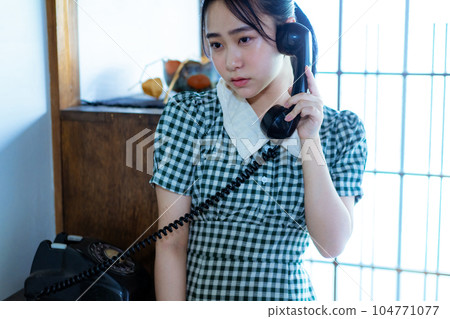 使用黑色手機的年輕女子 104771077