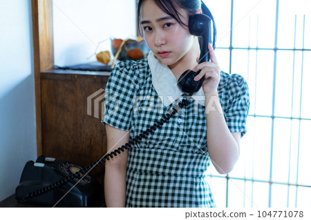 使用黑色手機的年輕女子 104771078