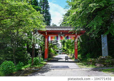 Gate of Senkoji Temple, famous for Enku Buddha (Hida Takayama) Gate of Senkoji Temple, famous for Enku Buddha (Hida Takayama) 104771450