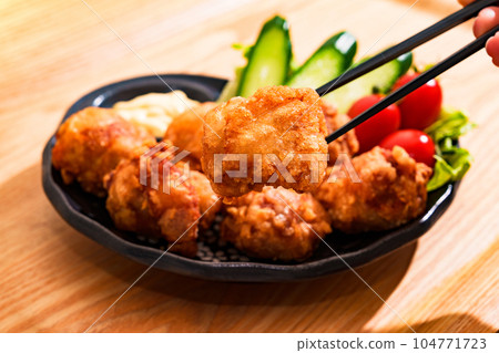 Fried chicken is popular for its juicy and crispy texture [ Image of fried food ] 104771723