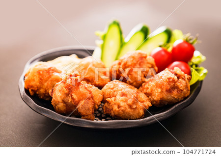 Fried chicken is popular for its juicy and crispy texture [ Image of fried food ] 104771724