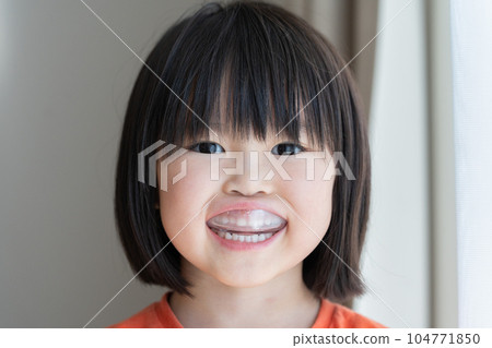 A 5-year-old child wearing an anti-occlusion mouthpiece 104771850