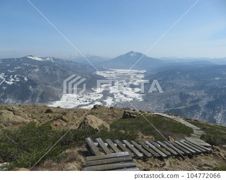 Mt. Shibutsu in the remaining snow season (wooden path on the way down to Ozegahara and Ozegahara) 104772066