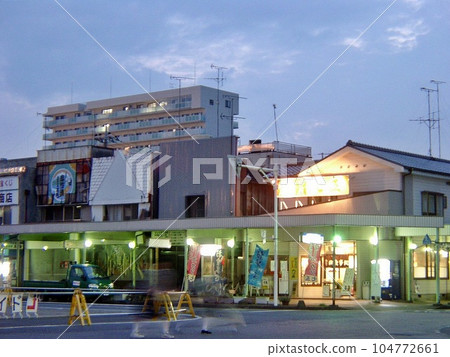 大田站北口的黃昏。你可以看到商店的百葉窗都關著,但到了晚上,直到火車時間為止,它們都擠滿了人。 大田站北口的黃昏。你可以看到商店的百葉窗都關著,但到了晚上,直到火車時間為止,它們都擠滿了人。 104772661
