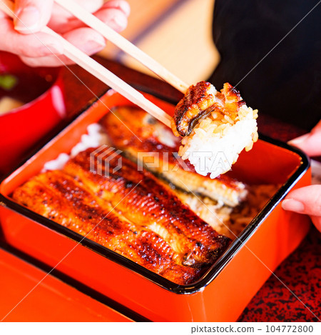 People eating Unaju [Image of Midsummer Day of the Ox] 104772800