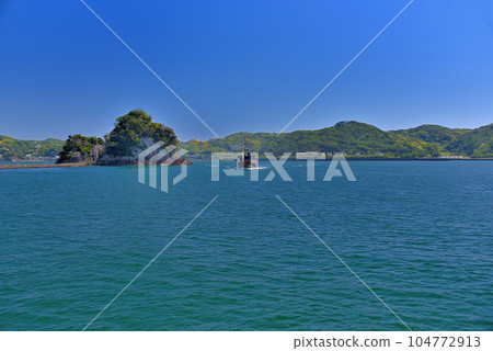 伊豆半島、南伊豆、下田港、日本開港的舞台、靜岡縣下田市犬橋島上航行的強大黑船的景色（1） 104772913