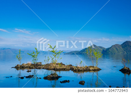 The view of Nakajima from Ukimido Park, one of Hokkaido's Eight Views of Lake Toya 104772943