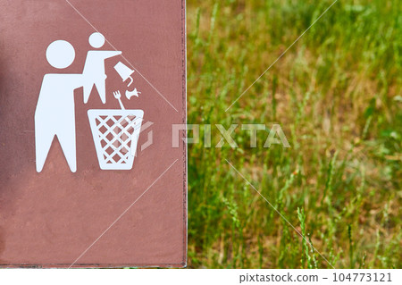 A poster calling for teaching children to throw garbage in designated places A poster calling for teaching children to throw garbage in designated places 104773121