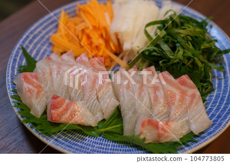 Served with red sea bream sashimi, carrots, radishes and perilla 104773805