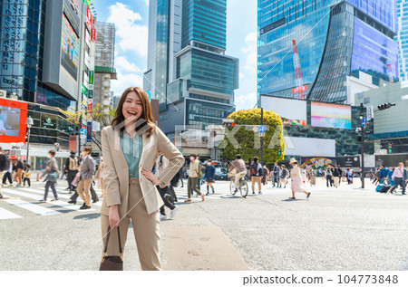 Business Woman Shibuya Scramble Crossing Business Woman Shibuya Scramble Crossing 104773848