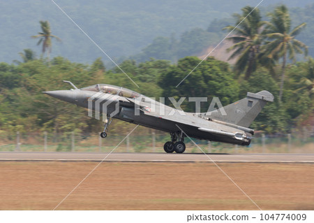 法國空軍“陣風”戰鬥機降落 法國空軍“陣風”戰鬥機降落 104774009