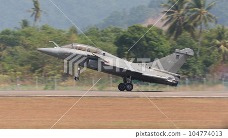 法國空軍“陣風”戰鬥機降落 104774013