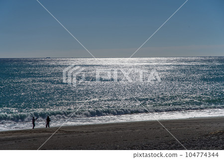 Sparkle of the Sea [Kumano Sea/Shichiri Mihama Beach] 104774344