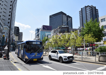 韓國首爾中區會賢站前的城市景觀 104774648