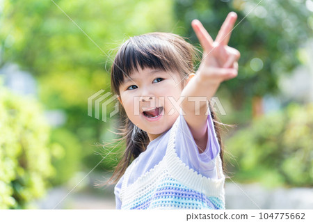 孩子做和平手勢（暑假/暑假） 104775662