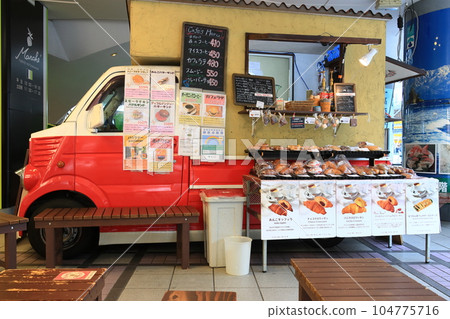 A popular kitchen car, a kitchen car in a tourist spot, a bakery in a kitchen car 104775716