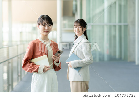 在辦公室工作的年輕女商人 104775725