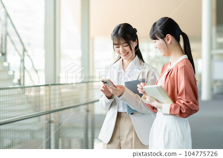在辦公室工作的年輕女商人 104775726