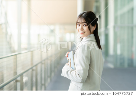 在辦公室工作的年輕女商人 104775727