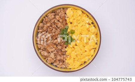 Two-color rice bowl Image | Minced chicken and fried egg 104775743