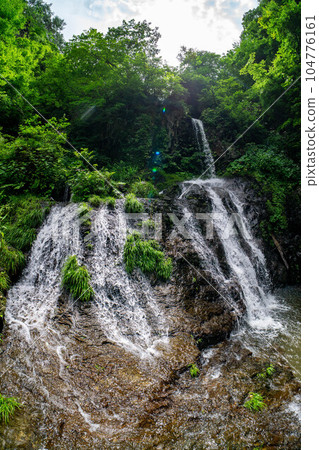 用魚眼鏡頭捕捉到的九栗瀑布周圍環繞著新鮮的綠色植物 104776161