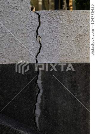 Residential retaining wall with cracks Residential retaining wall with cracks 104776489