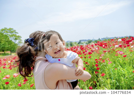 母親和女兒在罌粟山玩耍 104776834