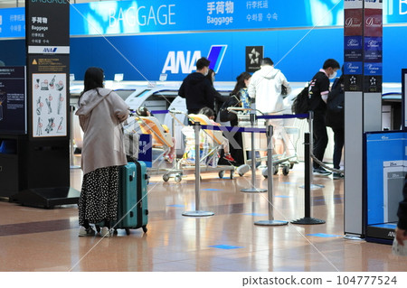 前往辦理值機手續的旅客 自動辦理登機手續 機場值機 前往辦理值機手續的旅客 自動辦理登機手續 機場值機 104777524