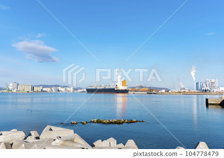 與油輪的港口景觀 與油輪的港口景觀 104778479