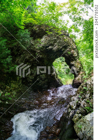 岩石下的 Kuguri 瀑布 104778502