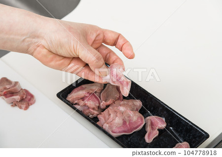 [準備烤雞肉串豬舌的主婦] 104778918