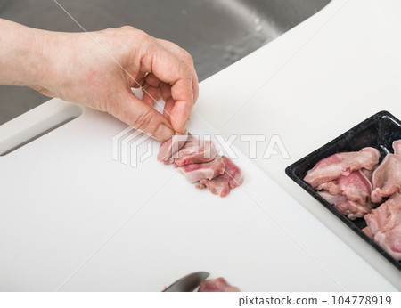 [準備烤雞肉串豬舌的主婦] 104778919