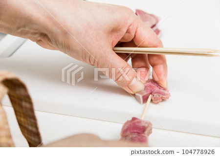 [Housewife skewering yakitori pork tongue] 104778926
