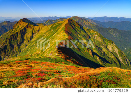 秋季從谷川山和片之湖屋眺望主脊線和山脈的絕佳景色 秋季從谷川山和片之湖屋眺望主脊線和山脈的絕佳景色 104779229